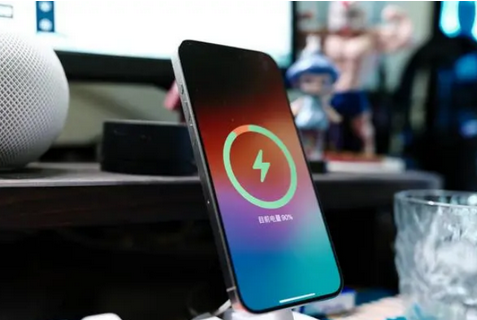 桦甸苹果15换屏服务分享用什么充电器给iPhone15充电更好 